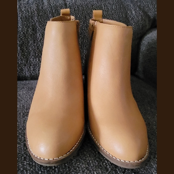Brand New Women's Size 6M Lucky Brand Camel Leather Ankle Boots - Picture 3 of 8